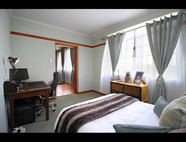 2 BEDROOM APARTMENT FOR SALE IN HOUGHTON ESTATE